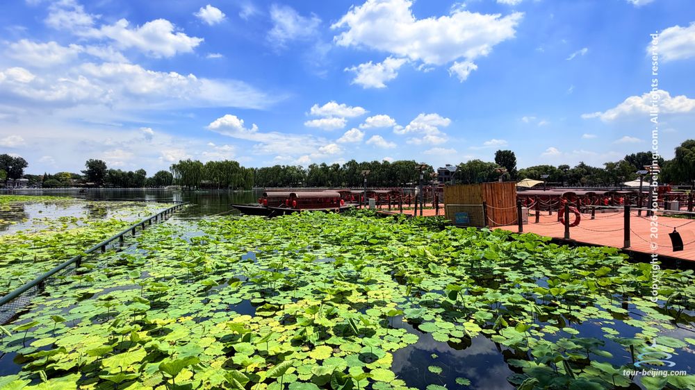 Beijing boat cruising on the Shichahai Lake, Beijing Attractions
