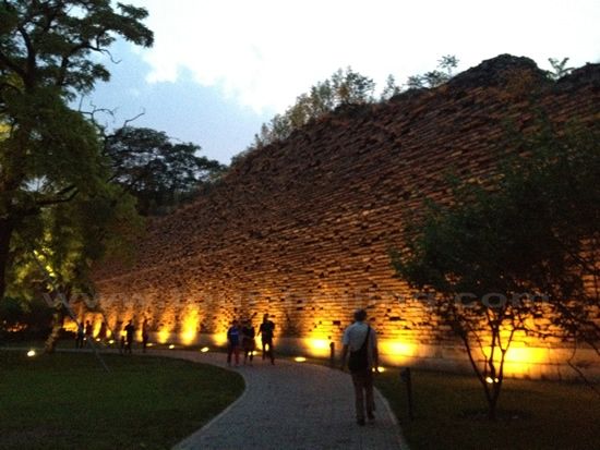 A big curve road enables you to have a close look at the City Wall.