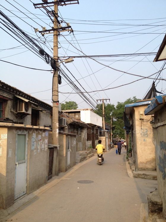 A chaos of eletric wires and many illegally-built houses