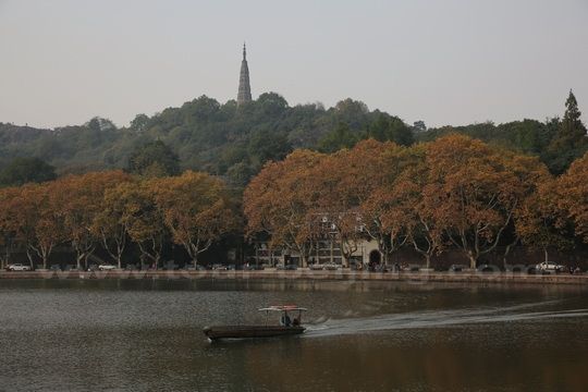 A close-up view of the Baishan Hill and Baishu Pagoda in a late autumn hue.