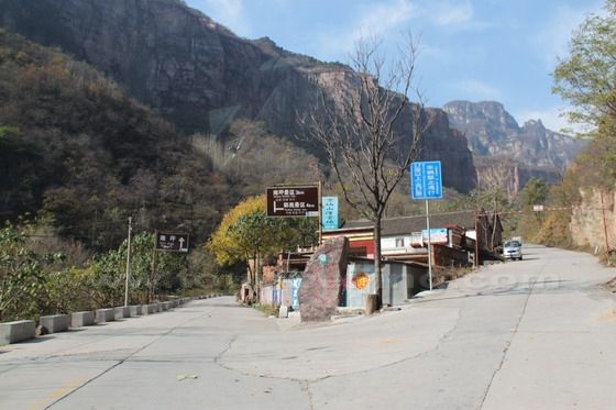 A fork loop road