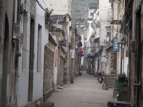 A jumble of laundries, wires, an authentic life scene in She County.