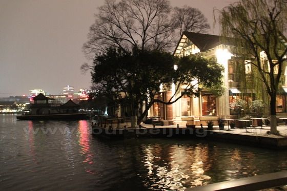A lake side bar and cafe