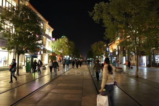 A pleasant stroll along the axis of Qianmen Street