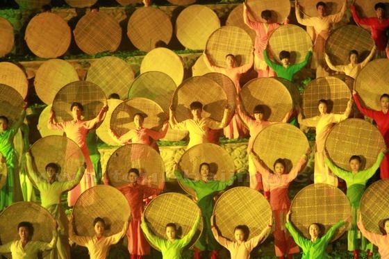 A scene from the show Impression Dahongpao