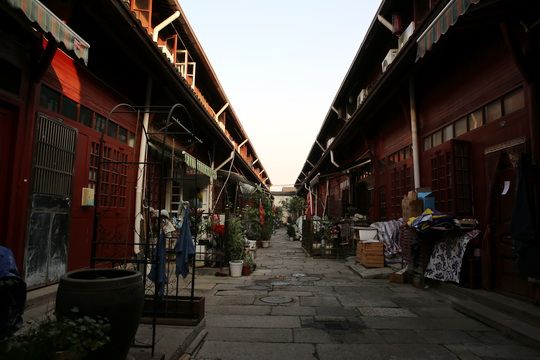 A two-story building in Jingshengli Hutong ares.