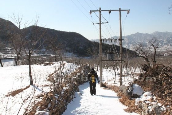 After 1 and half hours' hiking, we turn south and walk on a cement road again