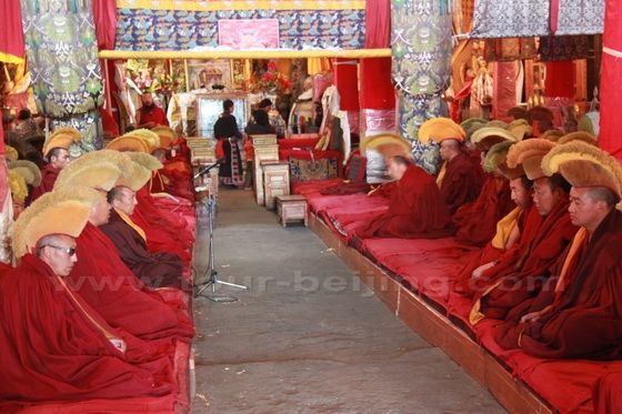 After eating congee, all the monks put on yellow hats