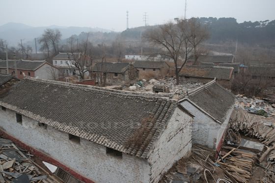 All the houses are deserted and some have been turned down. It is said that experts concerned have advocated the protection of the old houses inside  the castle. 
