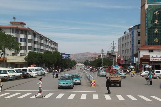 Another main avenue in Lixia.