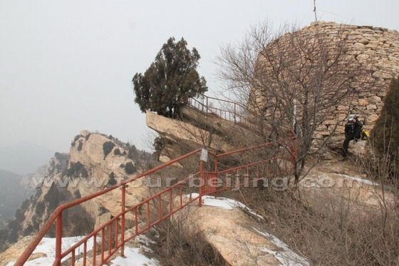 Behind the beacon tower is the Yunmengshan Canyon 