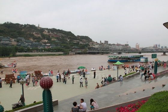 Below the Iron Bridge, an open place for sheepskin craft and boating on the Yellow River
