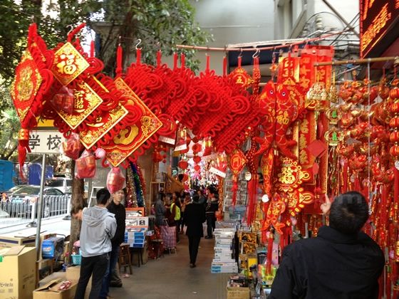 Choosing a Chinese knot for good luck