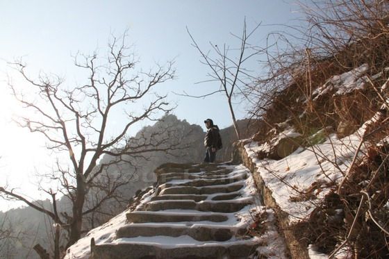 Climb along the paved steps up to Luanling Great Wall