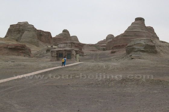 Come closer to the unique Yadan landforms.