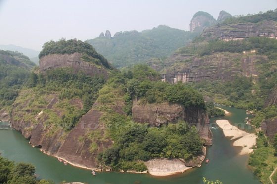 Enjoy the views while hiking, the 6th bend of the Nine Bend River below Tianyou Peak