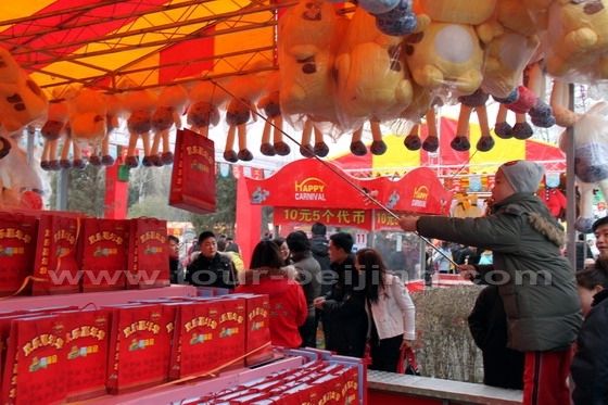 Entertaining at Ditan Temple Fair