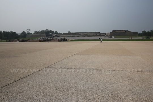 Hanyuan Hall is situated 600m north of Danfeng Gate