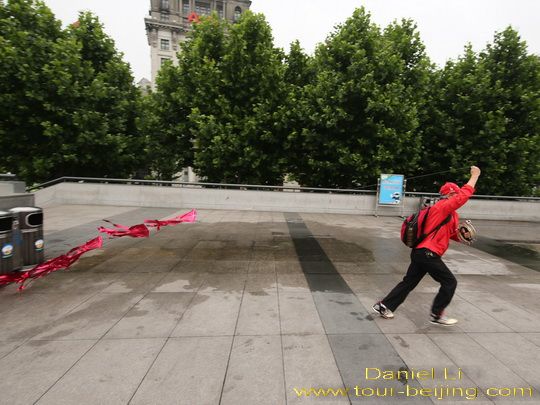 He starts to run to give the air lift to his kite1