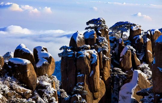  Fantastically shaped granite peaks toppled by white snow