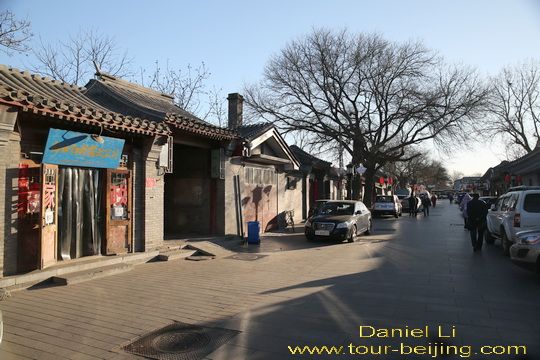 Walking from the west Huguosi Street to the east.