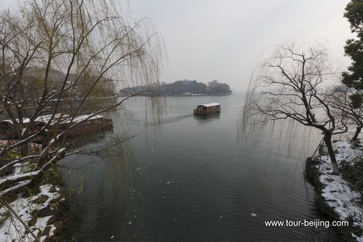 Poetic Winter Scenery Viewed from Su Causeway in West Lake