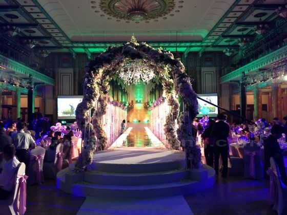 In th middle of the hall is the long love corridor adorned with flowers and crystal pendants