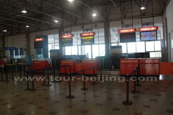In the middle of the terminal building is the security check through which you enter the waiting area for departure.