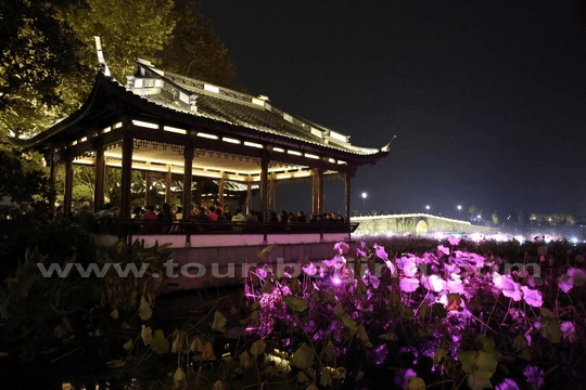Inside the pavilion by the bridge, local people have impromptu singing each night just for a fun.