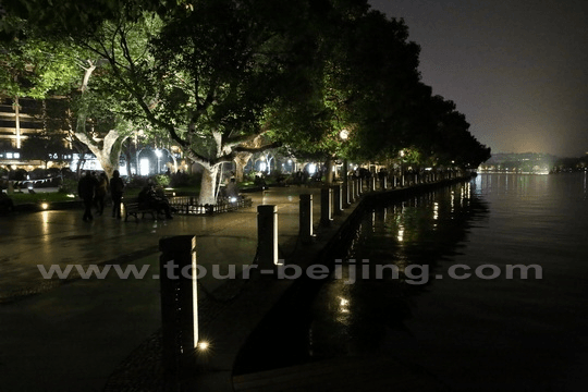 It is relaxing and unwind to have a stroll along the lake