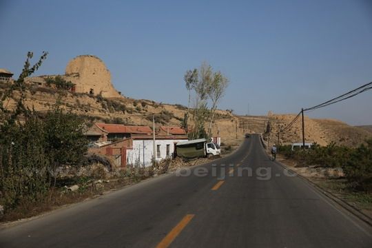 Accompanied by the winding yellow earth Great Wall, it is scenic drive.