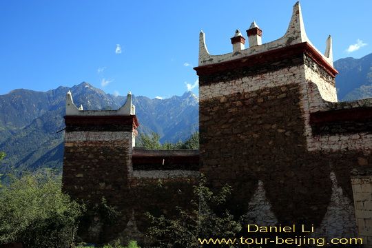 Jiarong house parapets