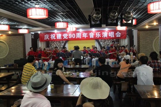 Karamay District Teahouse - a group of retirees are preparing for the celiberation of the 90th anniversary of the founding of CPC