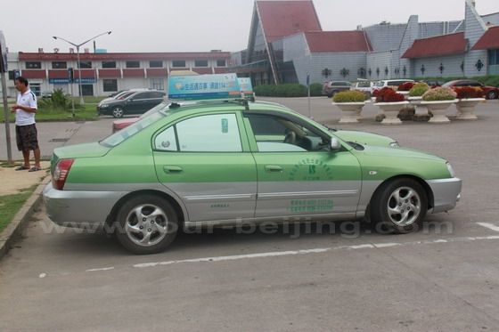 Lots of taxis are lining up in front of Wuyishan Airport Terminal for business