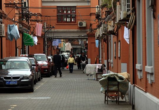 Many locals still live in Longtang, old and traditional lanes.