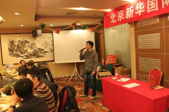 Mr.Shiyi is singing a song to entertain us.