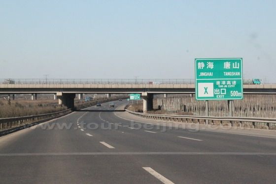 Now we are driving along the Beijing Tianjin Expressway, a four-lane expressway.