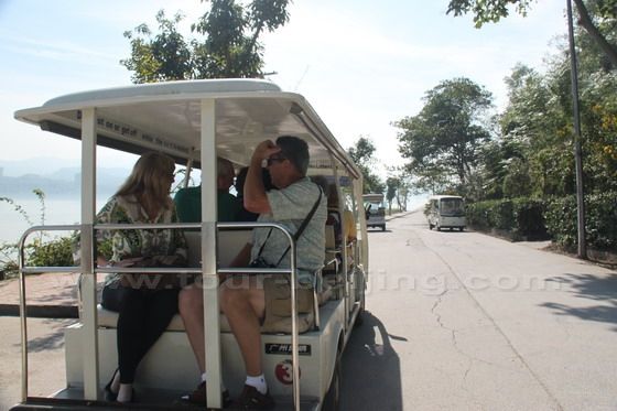 On the road, we took the green cars to the cable car station.