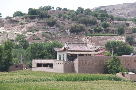 On the way from Linxia to Lanzhou on the Highway 213, we saw a lot of mosques in the villages of various sizes on the loess.
