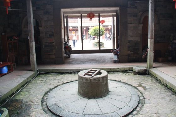 One of the two wells inside Zhengchenglou