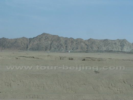 Our left side was Qilianshan Mountain.