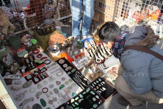 Panjiayuan Temple Fair still keeps its characteristics of being a platform of trading antiques and handicrafts.