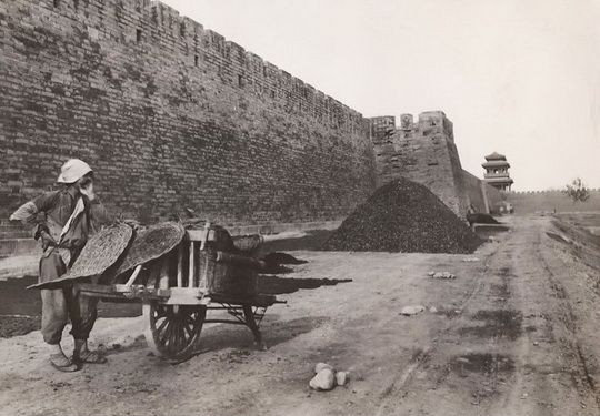 Photo by Frank Nicholas (American) on April 30, 1915.