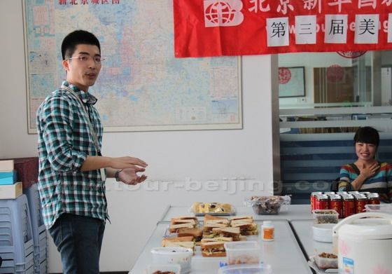 Shiyi, manager at our IT Section, is introducing on how to make sandwiches.