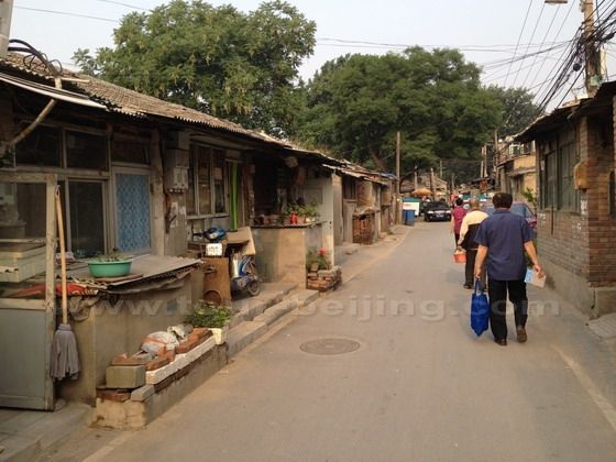 A chaos of eletric wires and many illegally-built houses