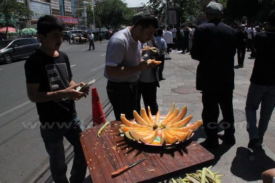Sliced Hami Melons on sale, RMB 1 for one piece