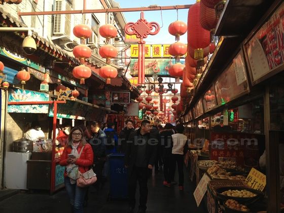So the narrow alley is packed with food stalls and souvenirs stands. 