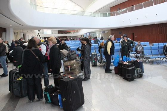 Some passengers haven't booked transfer service, and they are thinking a way out.
