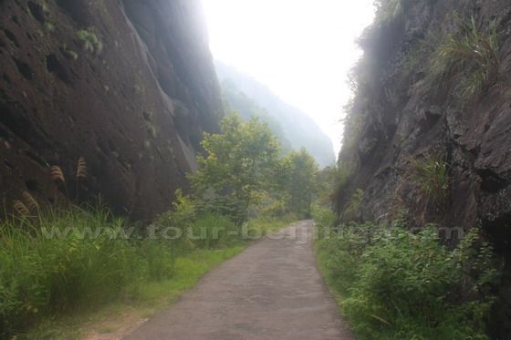 Soon we found ourselves sandwiched by two huge rock moutains - Xiabin Rock and Zonggu Rock.
