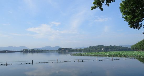 Standing on the Beishan Roadside, shooting the pictures of the Bai Di Causeway and Gushan Island